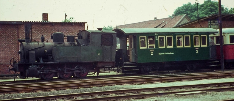 Abb.: 1. Juli 1967 - am Tag vor der Eröffnungsfahrt warten Lok BRUCHHAUSEN und DEV-Personenwagen 14, der erste eigene Wagen des jungen Vereins, auf den Beginn einer inzwischen 60 Jahre andauernden und erfolgreichen Reise. (Bild: Wilhelm Leder, Kleinbahn-Museum Bruchhausen-Vilsen)